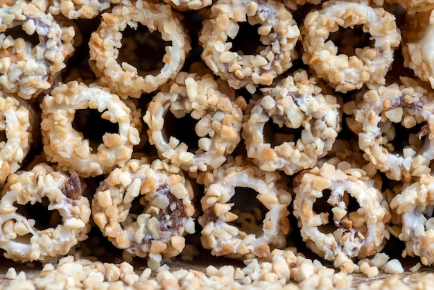 Wafelkoker met chocoladevulling en gemalen pinda's