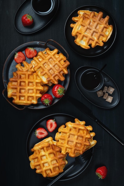 Wafelontbijt met aardbei en koffie