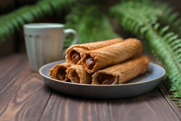 Wafelrolletjes met gecondenseerde melk dunne en knapperige wafel selectieve focus