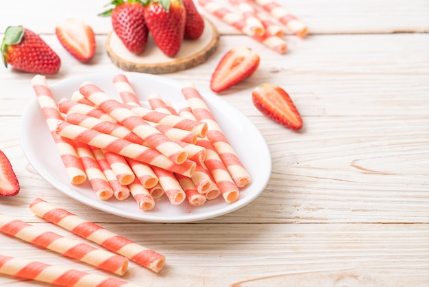 wafelrolstokje met aardbeiencrème