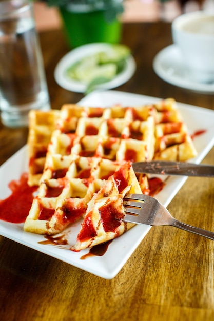 Wafels en koffie op de houten tafel