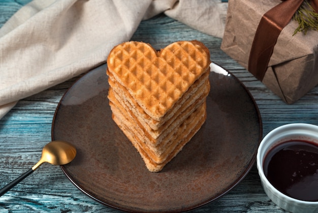 Wafels in de vorm van een hart op een feestelijke achtergrond.