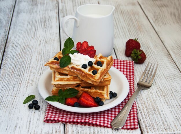 Wafels met aardbeien, bosbes en melk