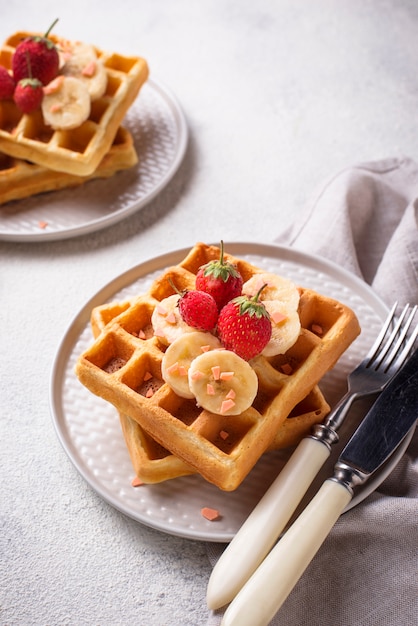 Wafels met aardbeien en banaan