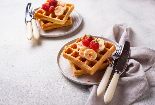 Wafels met aardbeien en banaan