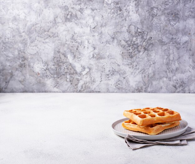 Wafels met aardbeien en banaan