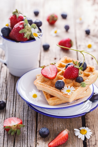 Wafels met aardbeien en bosbessen voor het ontbijt