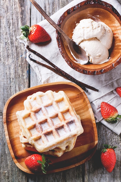 Wafels met aardbeien en ijs