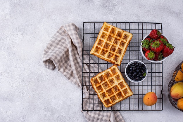 Wafels met bessen en fruit