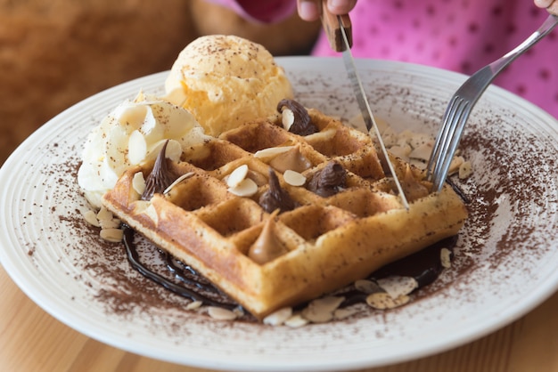 wafels met chocoladesaus en ijs