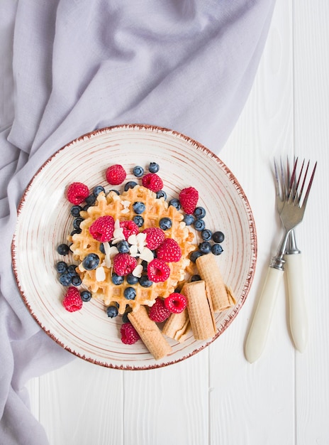 Wafels met fruit op een lichte ondergrond