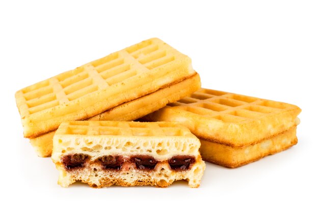 Wafels met jam close-up geïsoleerd