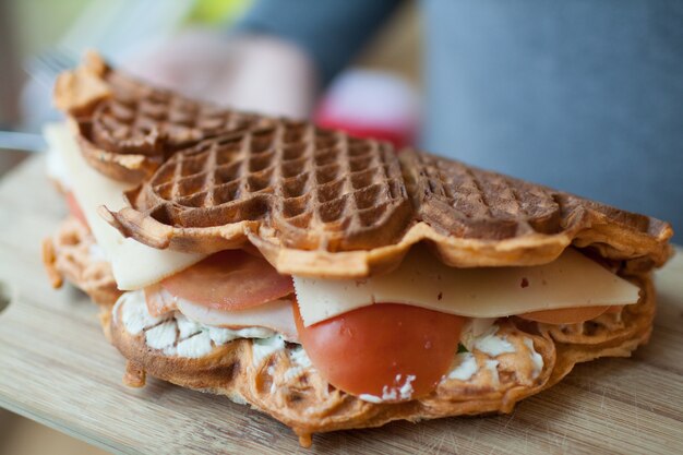 wafels met kaas en tomaat