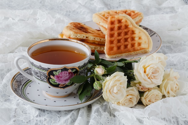 Wafels met thee en bloemen