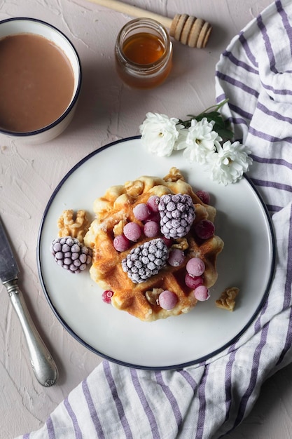 Wafels met vers fruit en warme chocolademelk