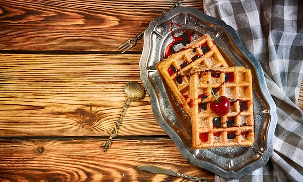 Wafels op de houten tafel