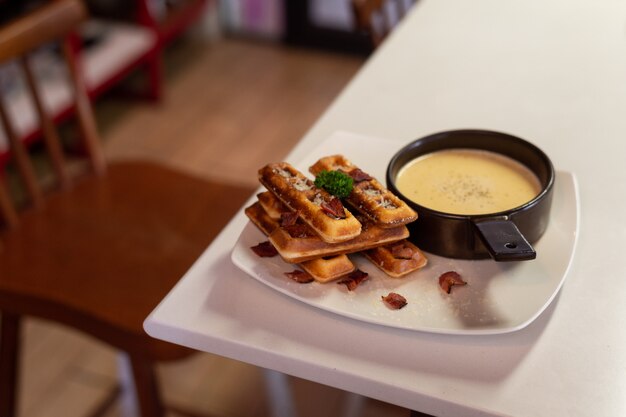 Wafels plakken met carbonarasaus