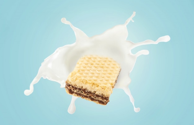 Wafeltje met melkplons op blauwe achtergrond