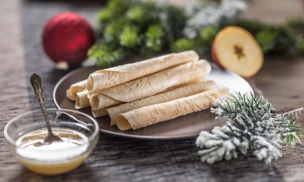 Wafeltjes gerold met honing. Traditioneel Slowaaks en Tsjechisch Kerstmisgebakje - oblatky.