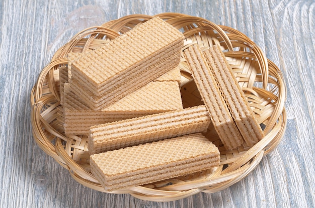 Wafeltjes in rieten plaat op houten tafel close-up