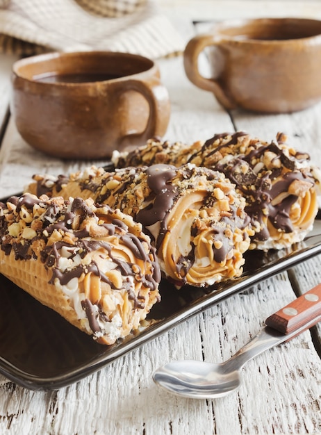 Foto cono di wafer con panna e caffè