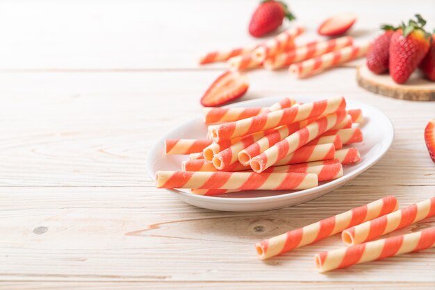 Foto rotolo di wafer con crema di fragole