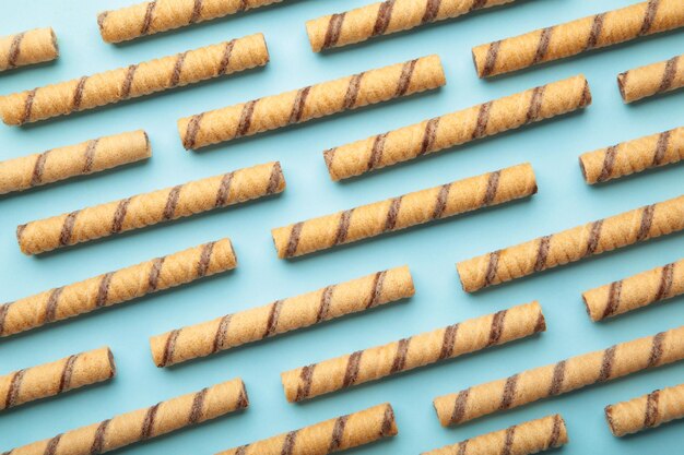 Wafer roll sticks cream rolls op blauwe achtergrond Minimalisme