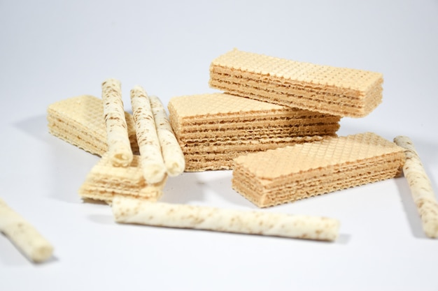 Waferstick Gevuld met vanillecrème en melk op een witte achtergrond