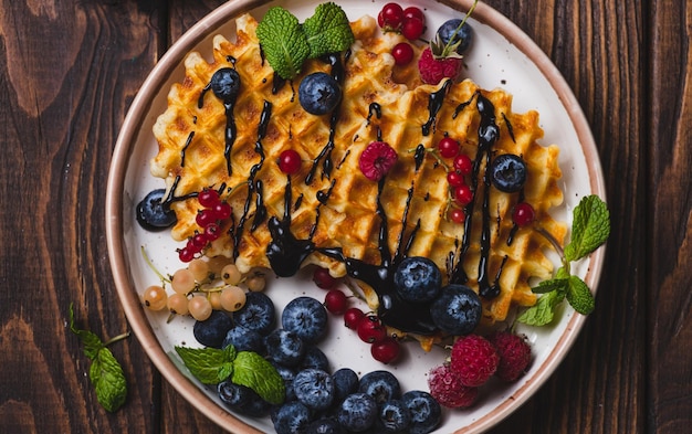 Foto waffels met bessen en chocoladesaus