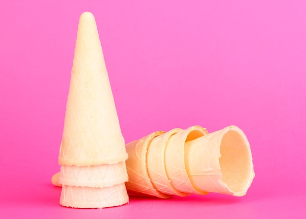 Photo waffle cones for ice cream on pink background