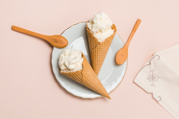 写真 アイスクリームと皿の上のスプーンワッフルコーン