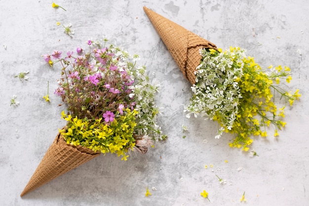 Foto coni gelato in cialda ripieni di fiori di campo in fiore fresco