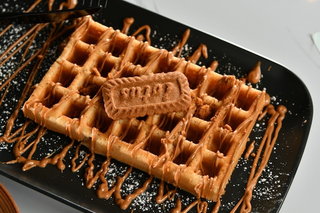 Un waffle con sopra un biscotto al cioccolato