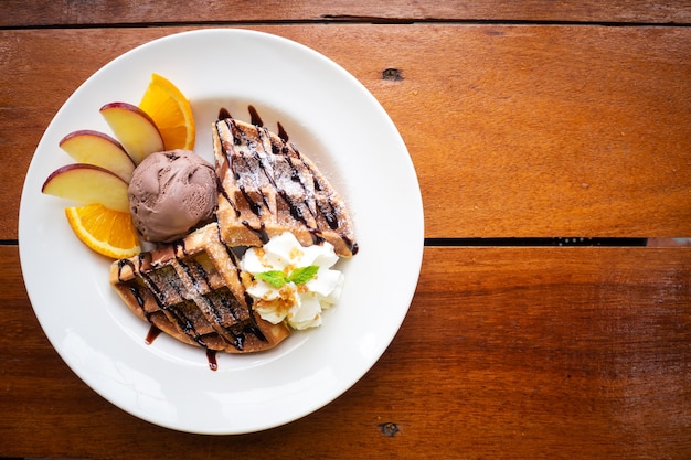 チョコレートアイスクリームとフレッシュフルーツワッフル