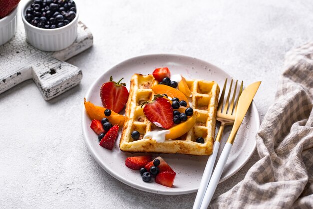 Waffle con frutti di bosco e frutta