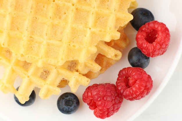 Cialde con frutti di bosco su un piatto primo piano