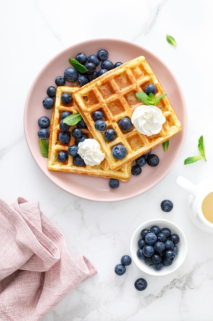 Photo waffles with cream cheese and fresh blueberries healthy food breakfast waffles with berries