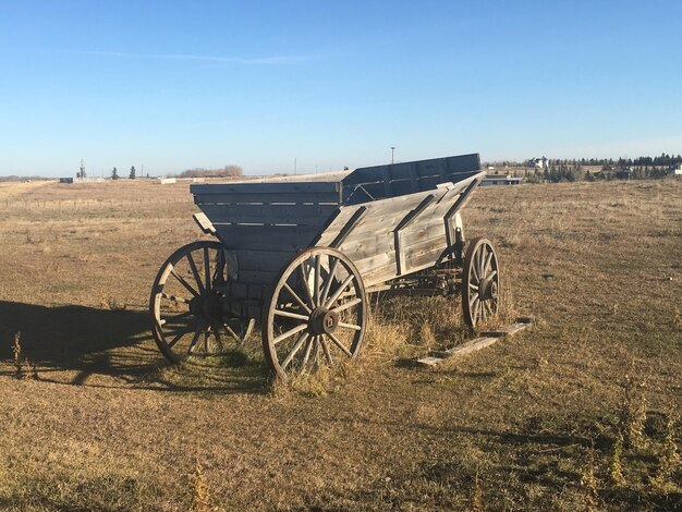 Foto wagen op het veld tegen de lucht