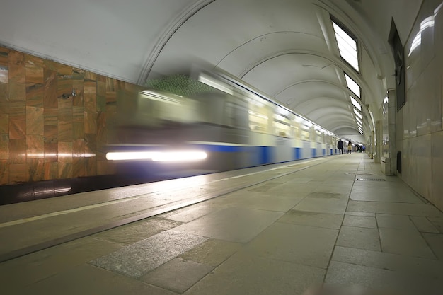 幌馬車隊の地下鉄の動き、人のいない交通概念の抽象的な背景