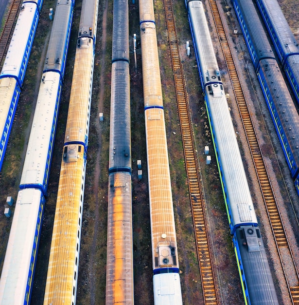 鉄道の貨車 鉄道駅で古いさびた色の客車