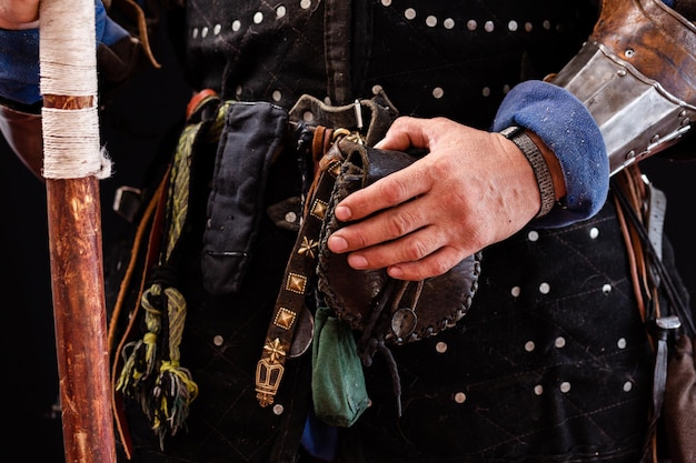 Foto uniforme di vita di un cavaliere medievale in primo piano