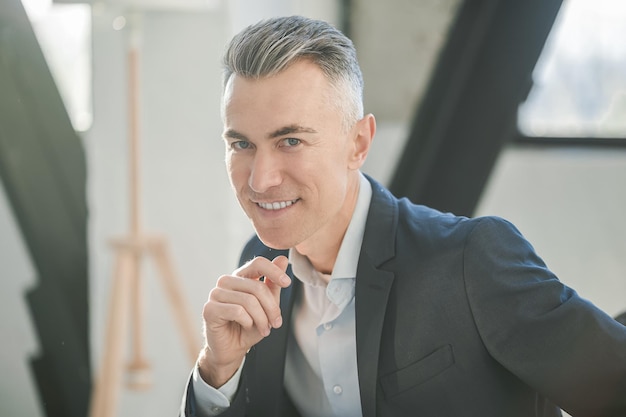 Photo waist up of a mid aged businessman in a suit