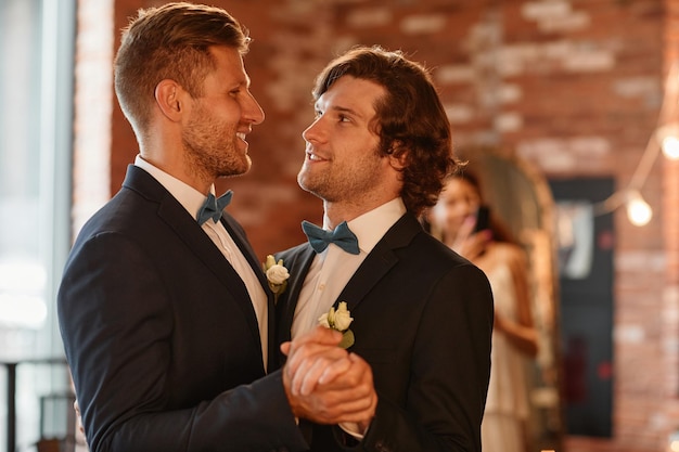 Vita ritratto di giovane coppia gay che balla insieme durante lo spazio della copia della cerimonia di nozze