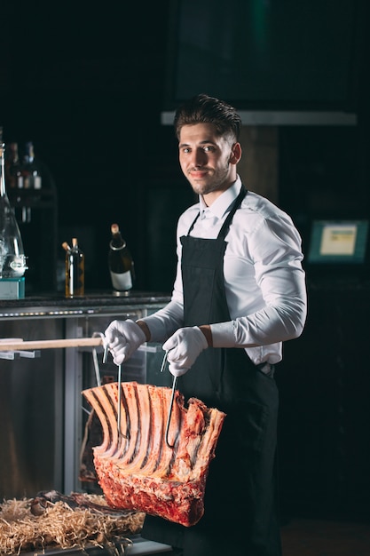 Il cameriere o il cuoco ottengono carne secca in frigorifero.