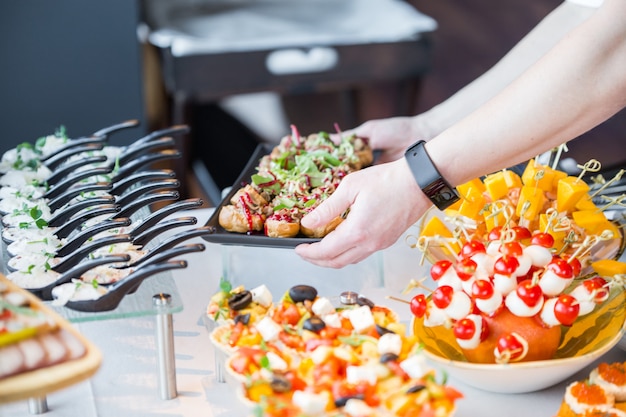 Waiter makes the organization of snacks