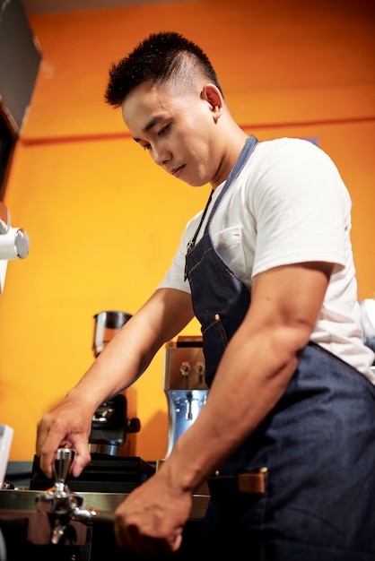 Foto cameriere che prepara un caffè espresso