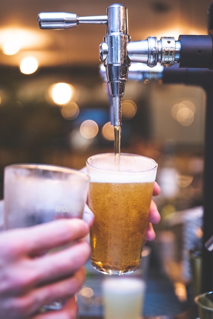 ビールシューターとグラスでビールを提供するウェイター。