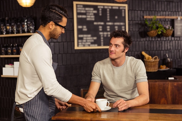 Cameriere che serve un caffè