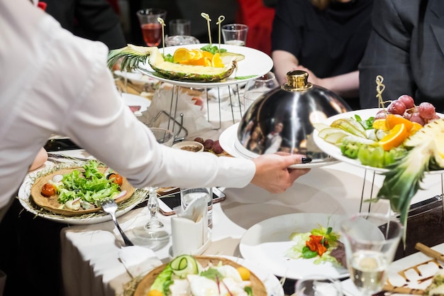 Foto cameriere che serve cibo in un ristorante