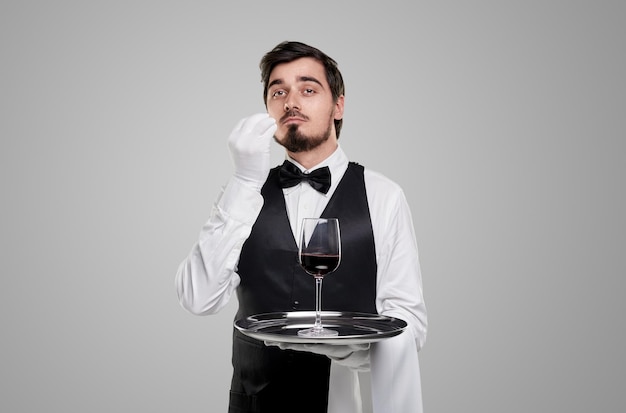 Cameriere che serve vino rosso perfetto?